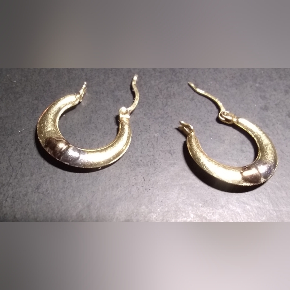 10kt🎀 Gold Earrings - Picture 5 of 5